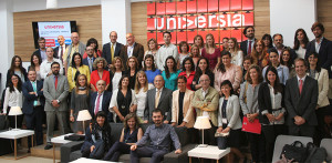 Los participantes en las mesas de trabajo durante el encuentro 